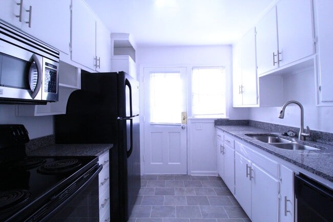 Building Photo - January FREE On This 2 Bedroom 1 Bath Duplex In The Waldo Area