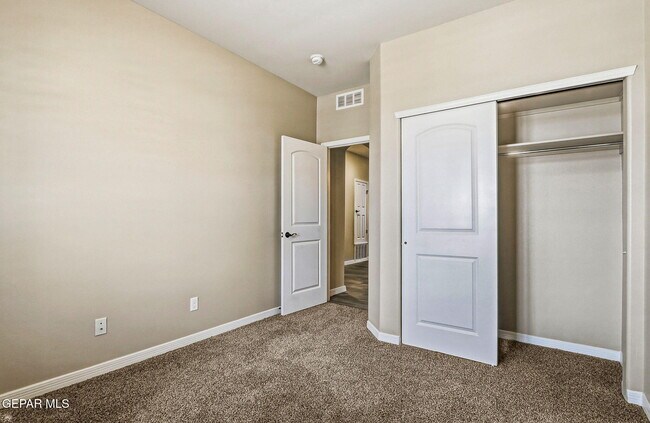 Foto del edificio - 2157 Honour Point Pl