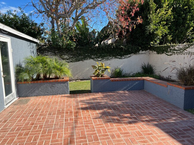Building Photo - 7904 Altavan Ave