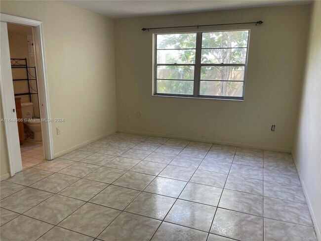 Building Photo - 6904 N Kendall Dr