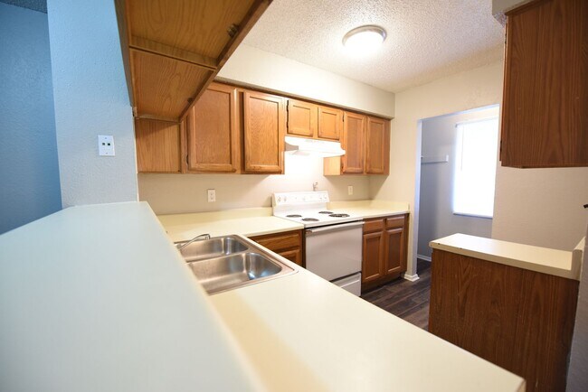 Foto del edificio - Spacious 2 story town home with fenced yard!