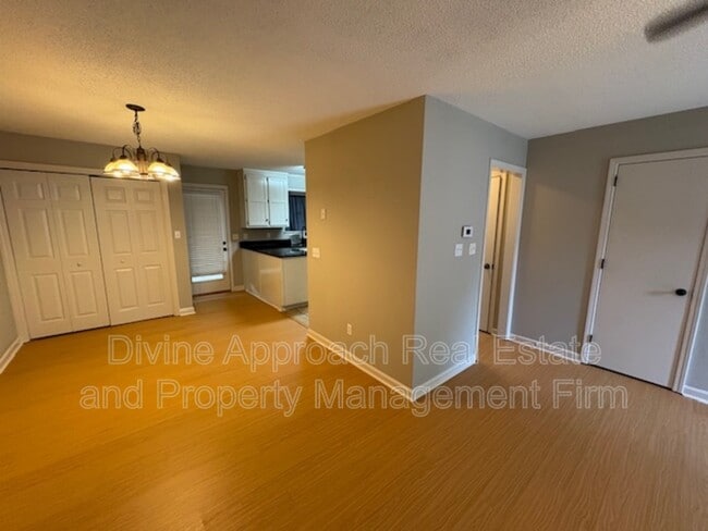 Building Photo - 830 Jamestown Manor Park