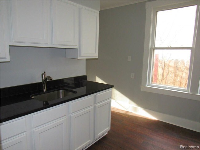 Building Photo - 415 Laprairie St