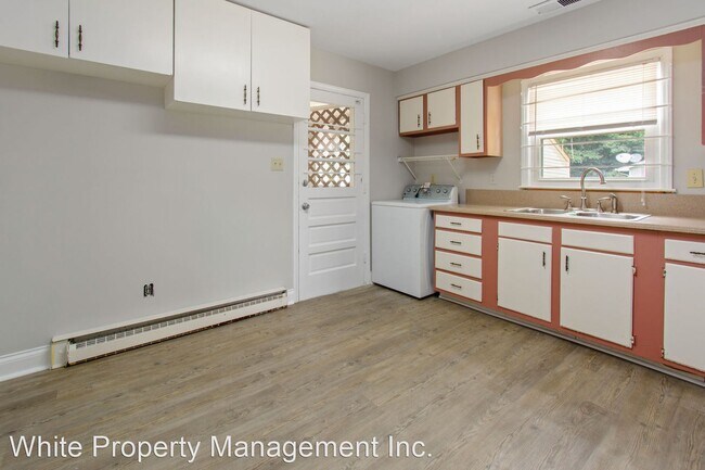 Foto del edificio - 3 br, 1 bath House - 300 Arrowood Rd.