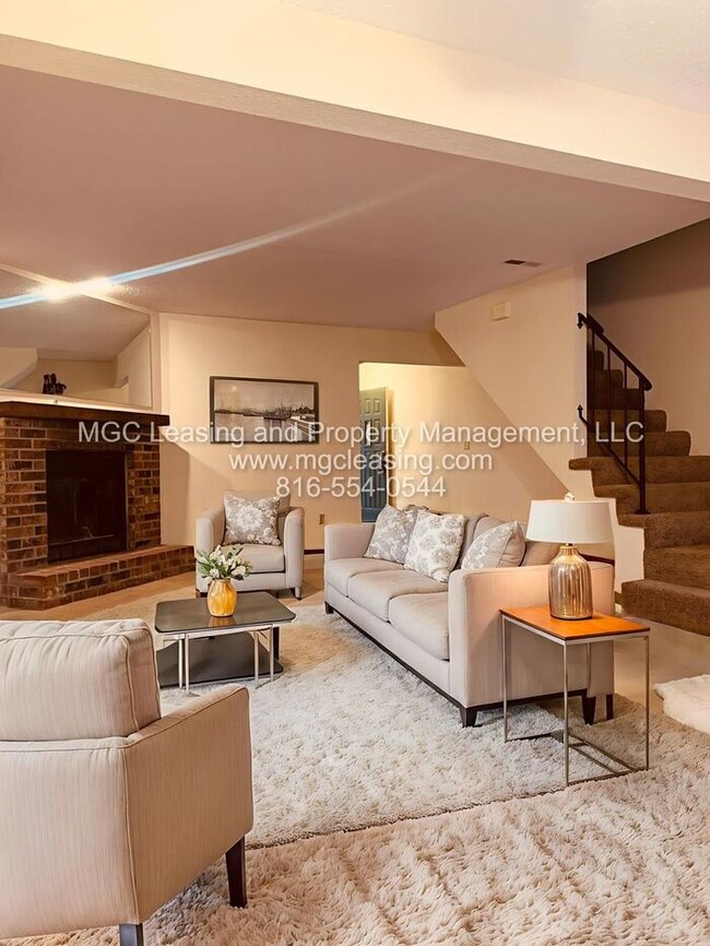 Building Photo - Spacious Lee's Summit Townhome- Sign a 15-...