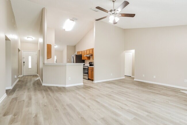 Building Photo - 909 Mackinaw Trail
