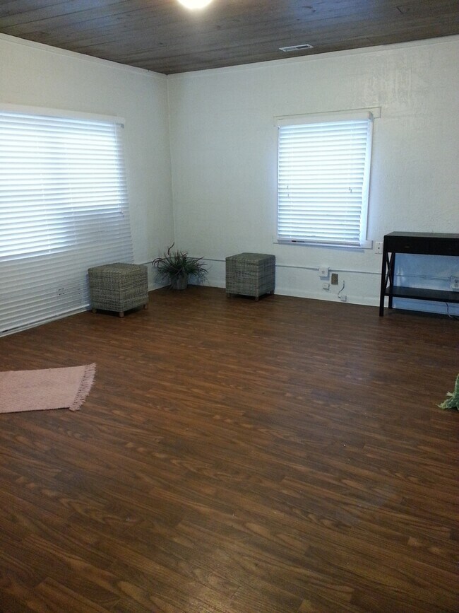 Building Photo - Available August 2025   Monthly rent $1400