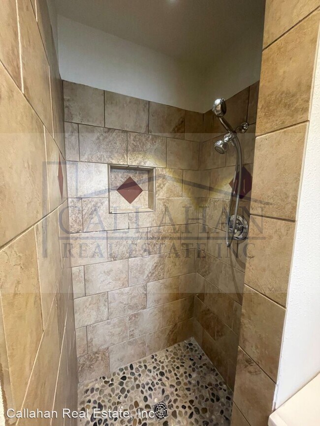 Building Photo - 3 br, 2 bath House - 208 South Plaza