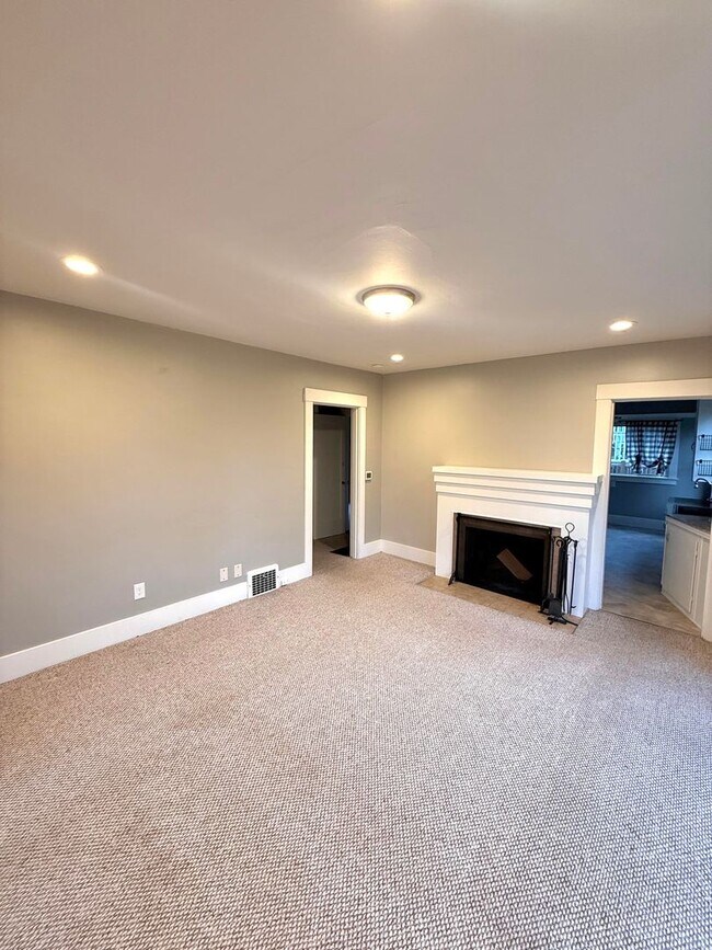 Foto del edificio - Charming 4-Bedroom Home in the Heart of Maple Leaf