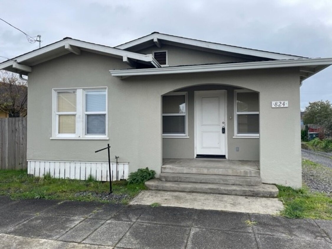 Primary Photo - Charming Bungalow in Henderson Center!