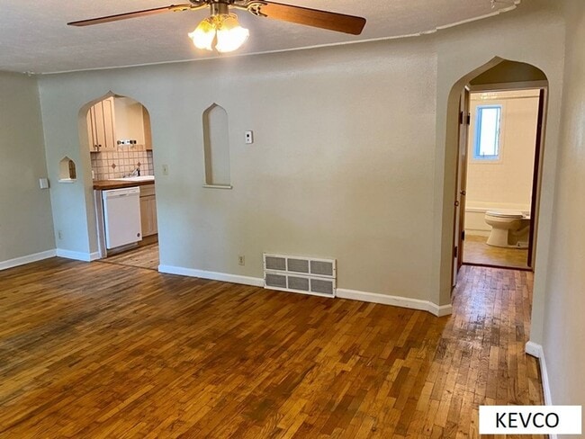 Building Photo - Adorable Two Bedroom House!