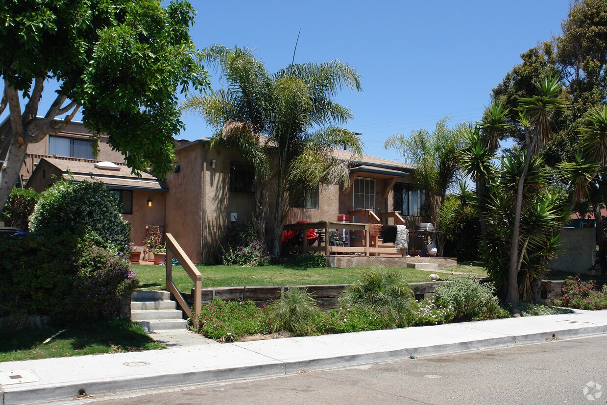 Primary Photo - 778 Sapphire St