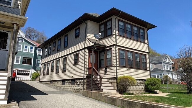 Building Photo - 529 Pleasant St