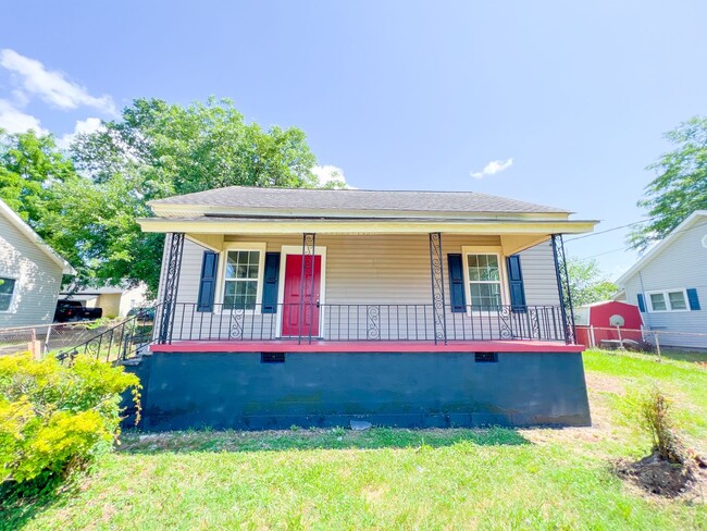 Building Photo - Large Fully Renovated Downtown Greer Home ...