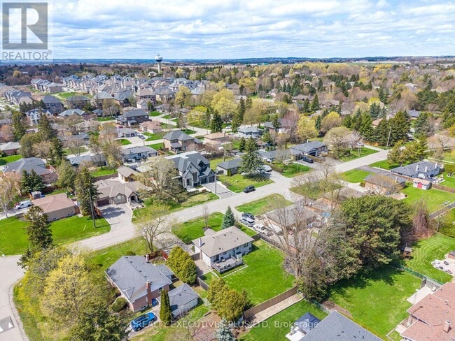Building Photo - 9 Hazelbury Dr