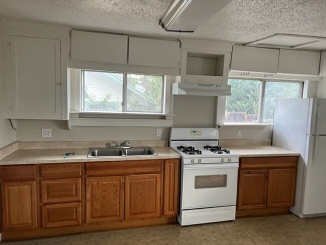Building Photo - CHARMING OLDER 2 BEDROOM HOME W/ BUILT INS