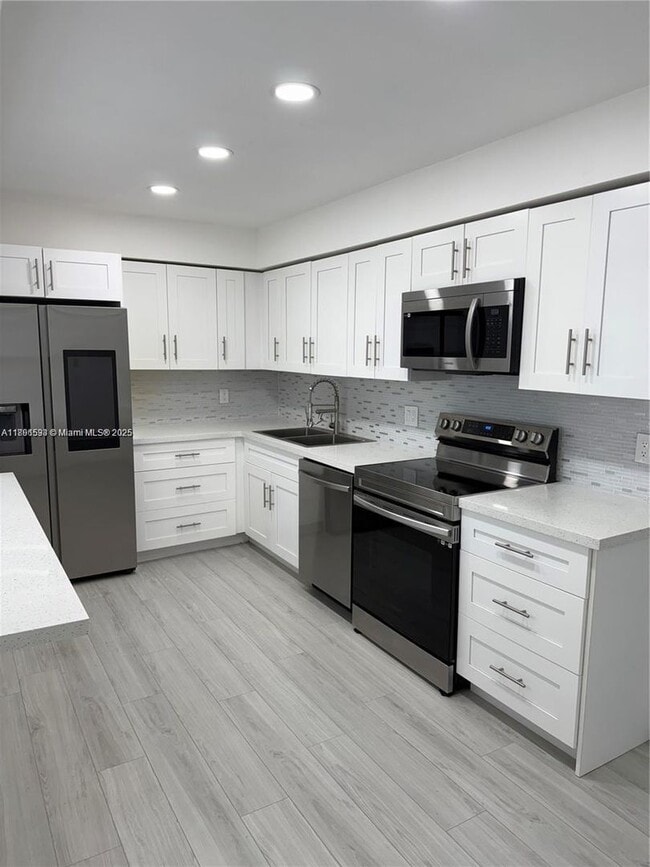 Foto del edificio - 804 Cypress Blvd