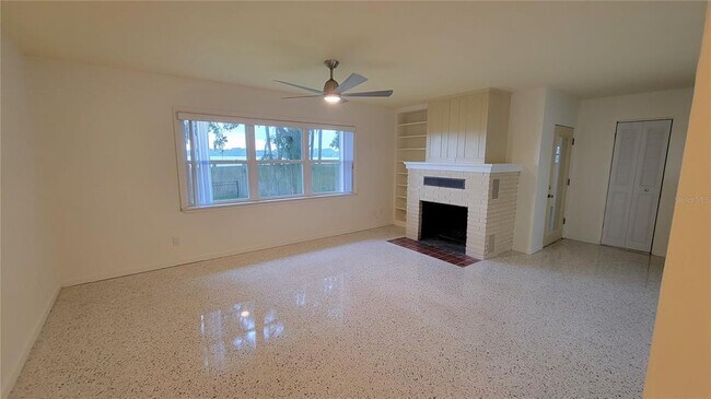Foto del edificio - 1000 Lakeshore Dr