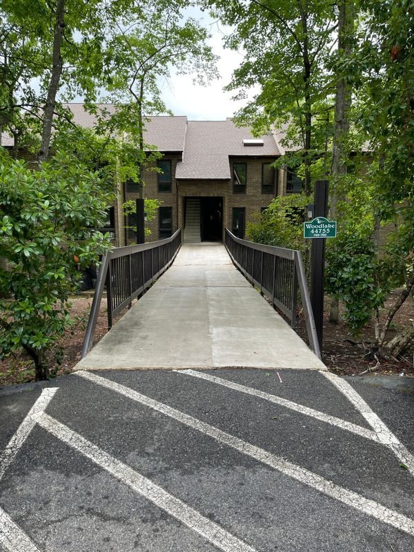 Foto del edificio - 44755 Woodlake Ct
