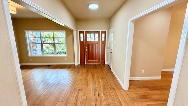 Foto del edificio - Desirable Mountain View 4 Bed + 3.5 Bath + Office Home. Close to Downtown Mountain View. Great Lo...