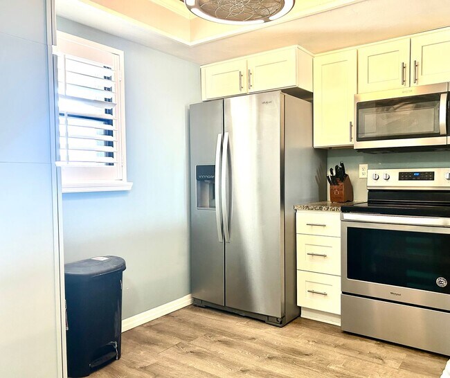 Foto del edificio - 2/2 Beautifully Remodeled, Furnished, With...