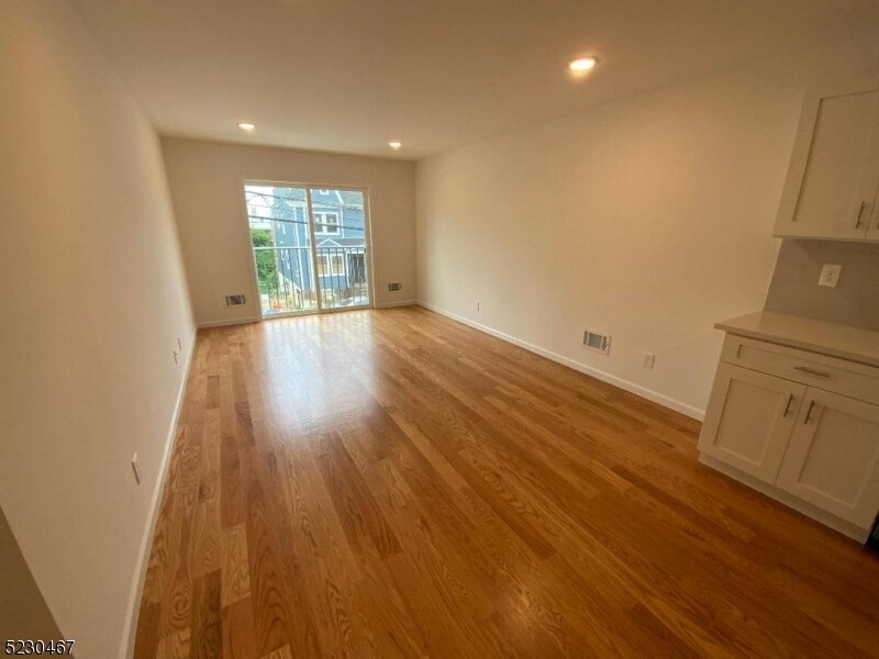 Foto principal - 154 Mt Prospect Ave