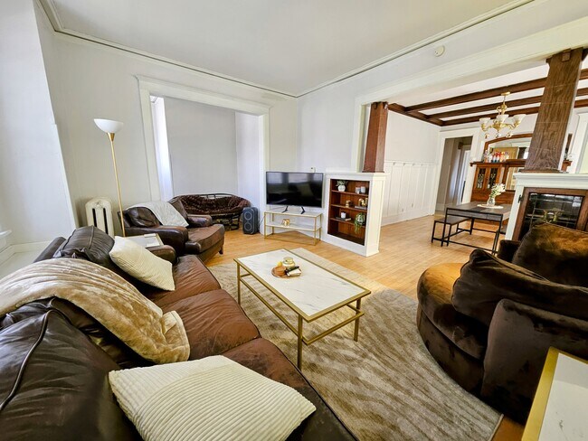 Foto del edificio - 2942 N Frederick Ave