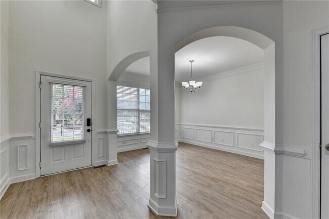 Building Photo - 2511 Royston Dr