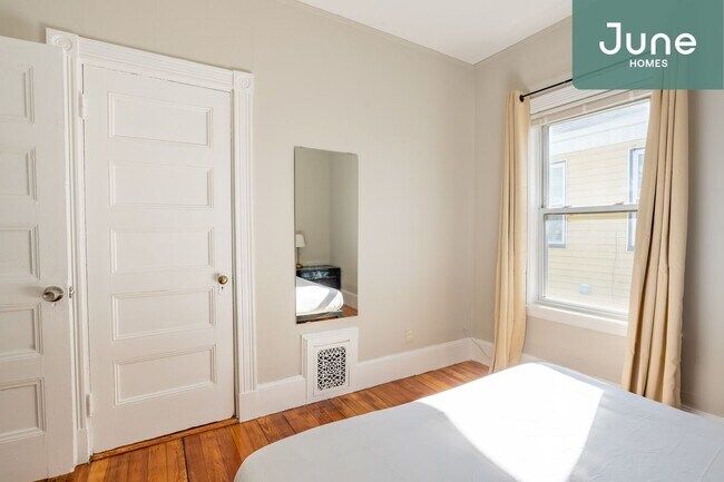 Foto del edificio - Queen room in 5-bed/1.0-bath Home