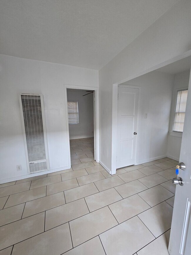 Foto del edificio - 1+ 1 Bed 1 Bath Cottage in San Jacinto $1395.00