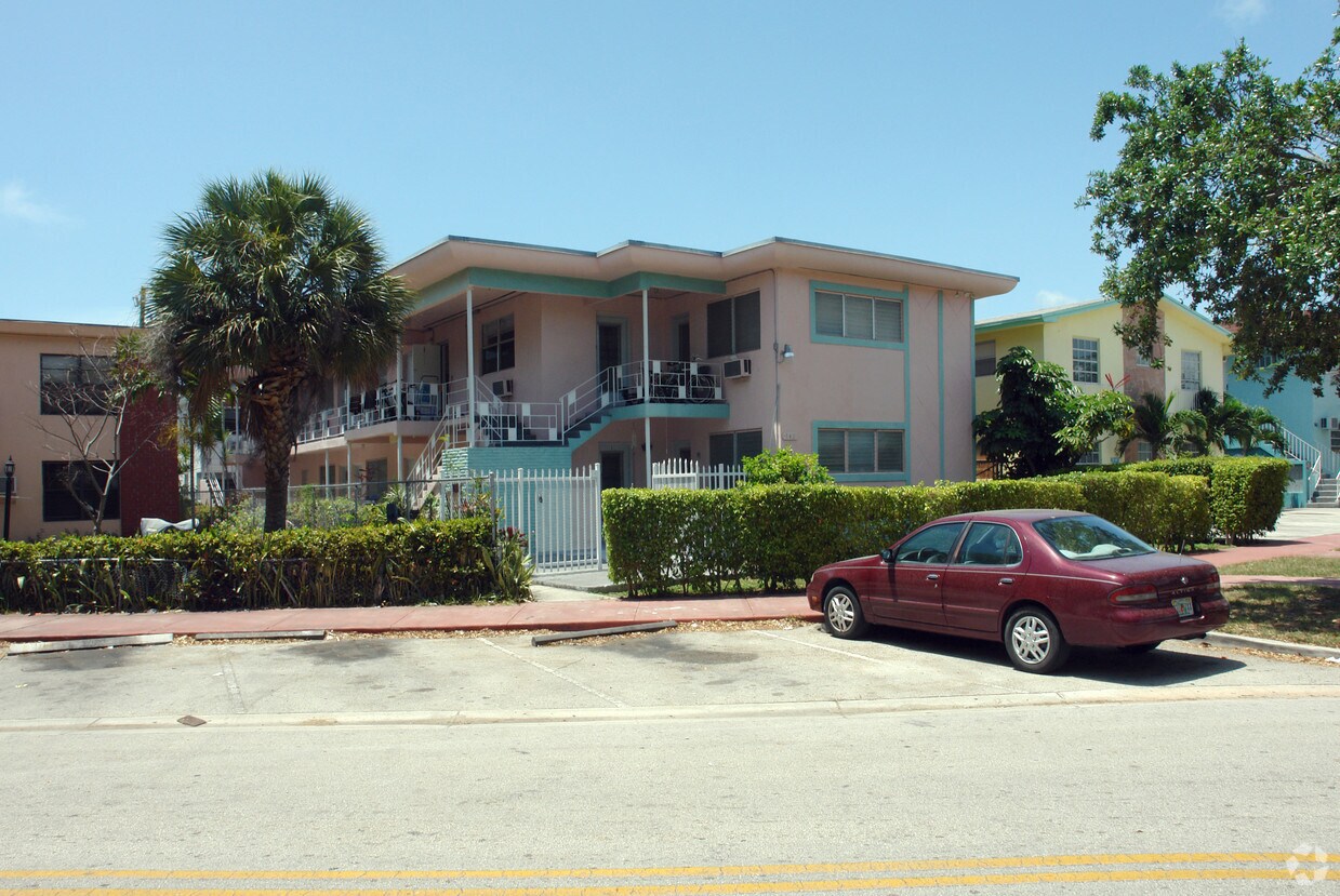 Primary Photo - 940 Biarritz Dr