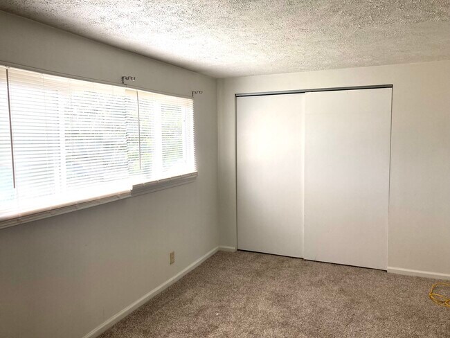 Master Bedroom - 415 Greentree Ln