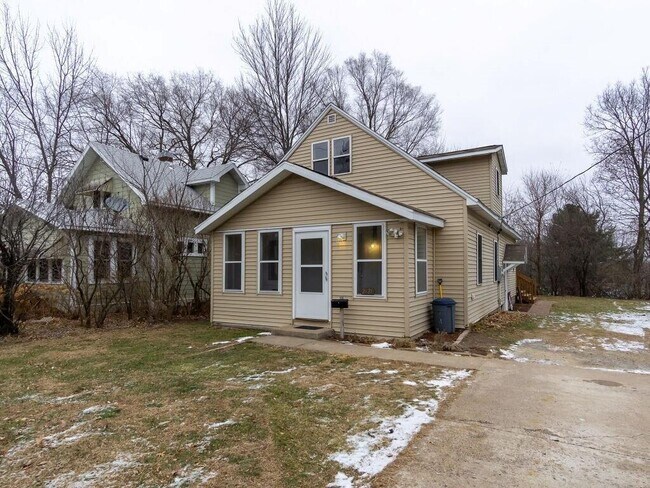 Building Photo - 2621 3rd St