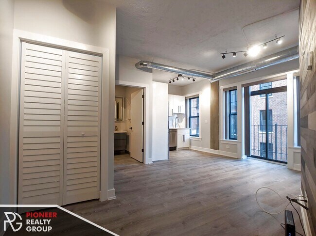 Building Photo - 7655 N Sheridan Rd