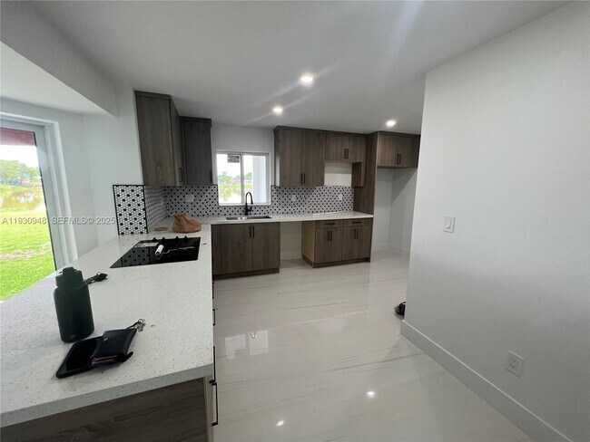 Foto del edificio - 14830 Harding Ln