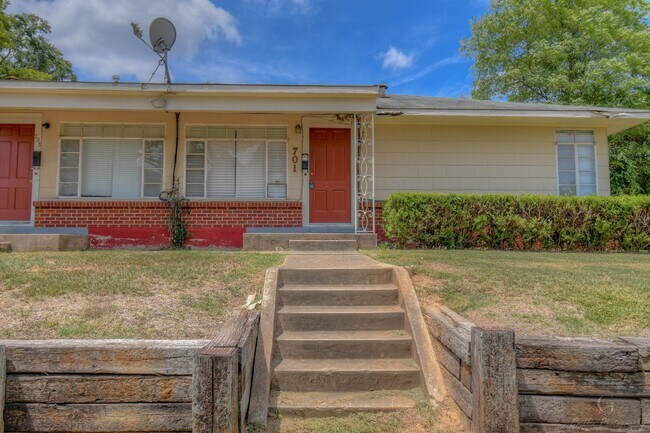 Building Photo - 701-703g