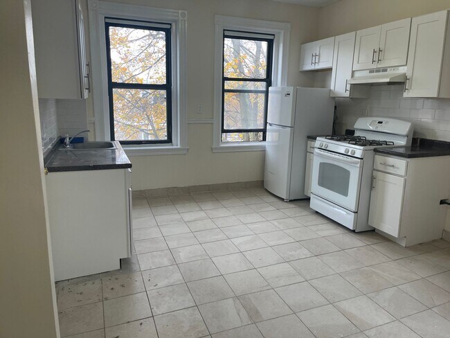 Foto del edificio - Available now or Dec, Jan MASSIVE TOP FLOO...