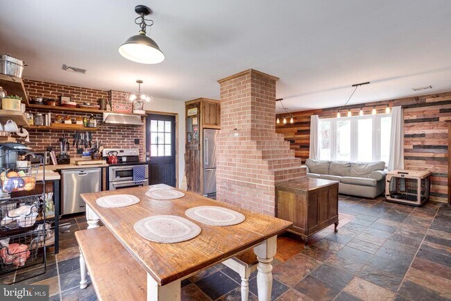 Foto del edificio - 8107 Bullock Ln