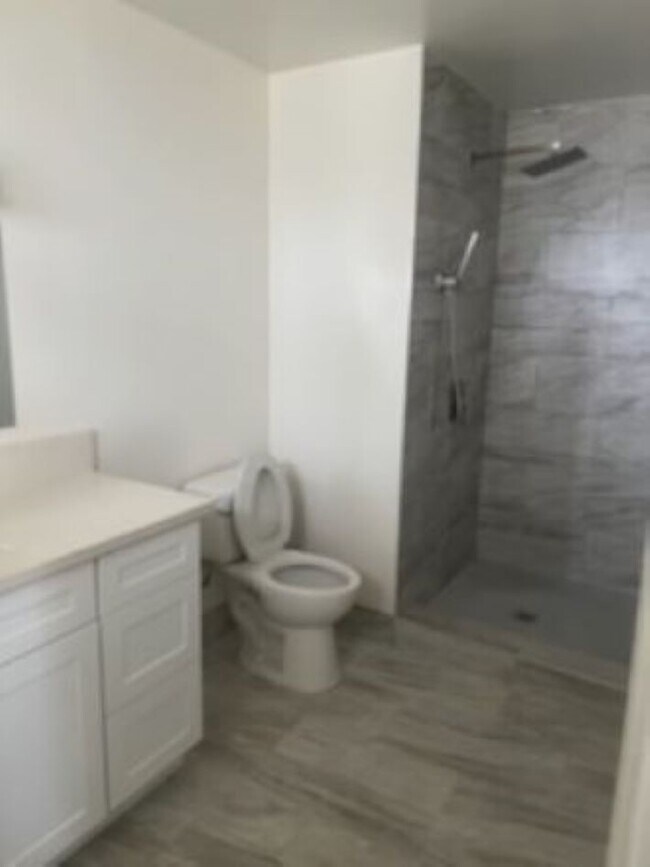Foto del edificio - 4568 W 131st St