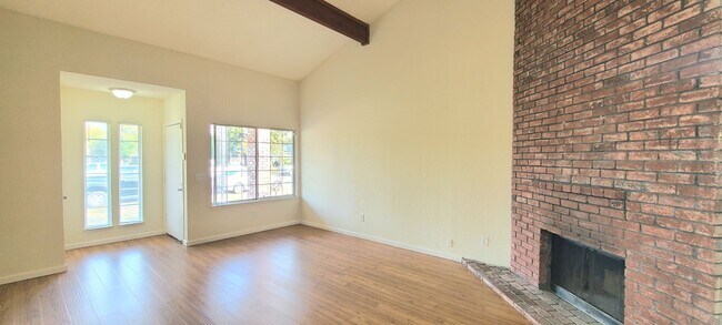 Building Photo - GREAT LOOKING DUPLEX W/ LARGE YARD!