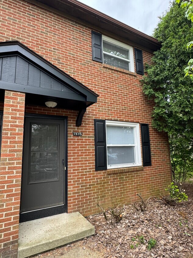 Primary Photo - 1575 Park Place Dr