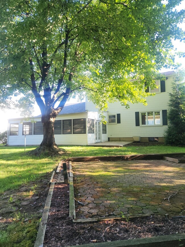 Building Photo - 662 Parmentier Rd