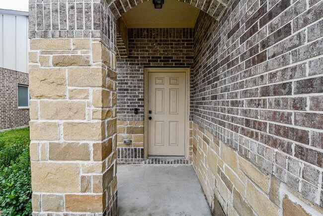Building Photo - 15012 Meadow N Glen