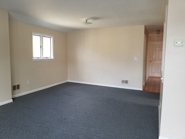 Building Photo - 96 Birch Rd