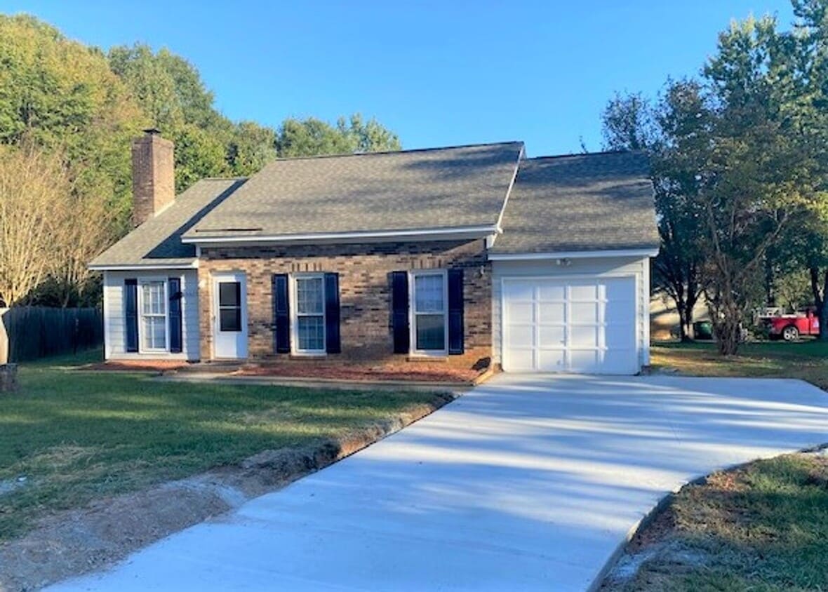 Primary Photo - Updated 3bed, 2bath ranch with garage and ...