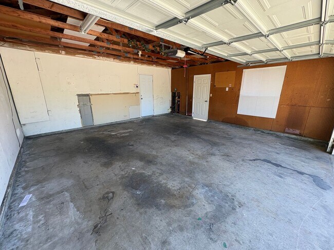 Foto del edificio - Cozy Home on Spacious Lot with Pool Available Now!