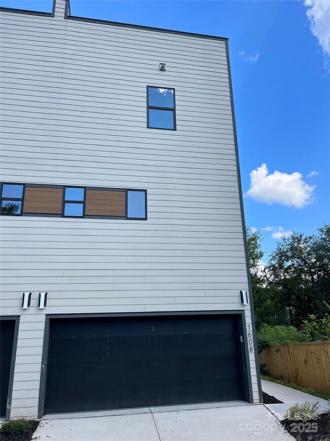 Foto del edificio - 1608 Julia Maulden Pl