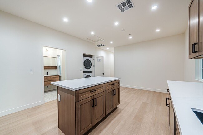 Foto del edificio - Now Offering Two Weeks Free – Upstairs 3-B...