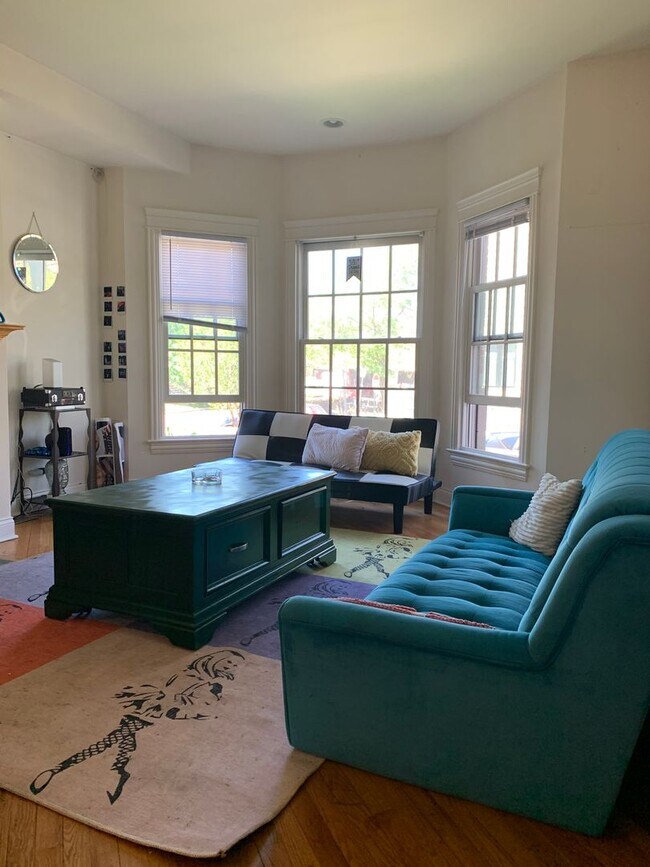 Foto del edificio - Very Spacious 5 BR/3 BA Duplex in Lincoln ...