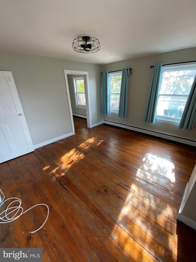 Foto principal - 129 W 5th St